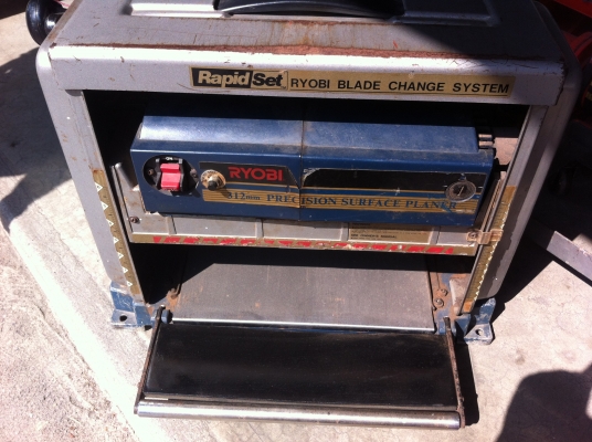 เครื่องรีดไม้ RYOBI ขนาดหน้ากว้าง 312 มม. มีใบมีดพร้อมใช้งาน กำลังมอเตอร์ 1350 W.