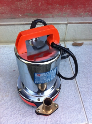 ปั็มน้ำแช่ไฟ DC 12 V. ขนาดท่อ 20 มม. ได้ปริมาณน้ำที่ความสูง 6 ม. 5000 ลิตร/ชั่วโมง