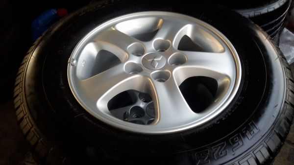 ขายล้อขอบ15 5รูพร้อมยาง215 70 15ปี14ชุดละ11500