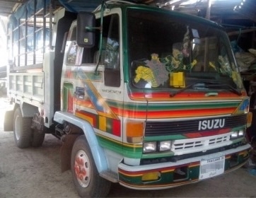 ISUZU ROCKY 175 HP 6BG1 หกล้อดั๊มพ์ หัวเก๋งแล็ปลายอย่างสวยภายในเก๋งคอนโซลสวย แอร์ พวงมาลัยเพาเวอร์ ระบบเบรคทริ๊ปฟี้ครบ เครื่องแรงดีไม่เยิ้ม ช่วงล่างคัชซีสวยตลอดทั้งเส้น ยาง 8.25 ขอบ 16 สภาพดี 70\% พร้อมใช้งาน เอกสารทะเบียนครบพร้อม ราคาต่อรองได้ครับ ISUZU ROCKY 175 HP 6BG1 หกล้อดั๊มพ์ หัวเก๋งแล็ปลายอย่างสวยภายในเก๋งคอนโซลสวย แอร์ พวงมาลัยเพาเวอร์ ระบบเบรคทริ๊ปฟี้ครบ เครื่องแรงดีไม่เยิ้ม ช่วงล่างคัชซีสวยตลอดทั้งเส้น ยาง 8.25 ขอบ 16 สภาพดี 70\% พร้อมใช้งาน เอกสารทะเบียนครบพร้อม ราคาต่อรองได้ครับ