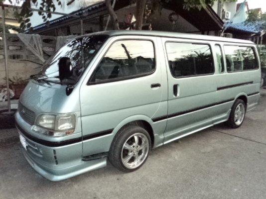 รถตู้หลังคาเตี้ยช่วงยาว