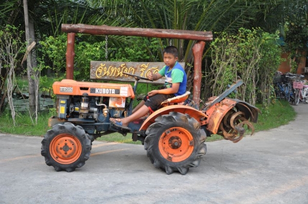 ขายรถไถ KUBOTA B6000 พร้อมโรตารี่หลัง เข้ารองอ้อยแจ่มเลย ขับ4ล้อ สภาพสวยเดิมญี่ปุ่นไม่เคยใช้งานในไทย 62,000 บาท