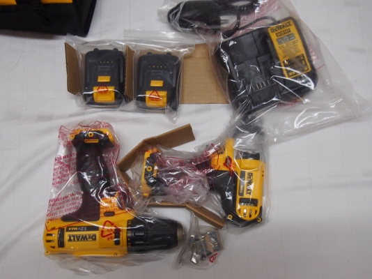ชุดสว่านไร้สาย,สว่านไขควง DeWALT DCK211S2 ไฟ12โวลท์พร้อมแท่นชาร์จแบ็ตลิเทียม2ก้อนและกระเป๋า ชุดสว่านไร้สาย,สว่านไขควง DeWALT DCK211S2 ไฟ12โวลท์พร้อมแท่นชาร์จแบ็ตลิเทียม2ก้อนและกระเป๋า