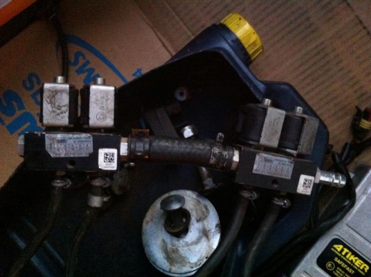 ขายอุปกรณ์ Gas LPG ชนิดหัวฉีด 4สูบ ครบชุด Atiker มีกล่องควบคุม เพื่อการจ่ายแก๊สแม่นยำและมีระบบ Safty พร้อมถัง Donut 54Litres สภาพดี พร้อมเกจ์วัดระดับของแก๊สดิจิตอล ราคา 9,000.-บาท ติดตั้งแล้วท่านจะรู้ถึงความประหยัดตังค์ในกระเป๋าครับ สนใจติดต่อ Gun Chiangm