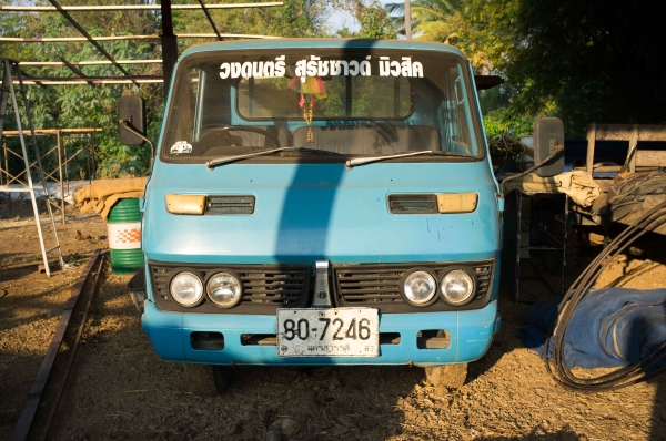 รถ 4 ล้อกลาง ISUZU