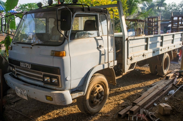 รถ 6 ล้อ isuzu รุ่น jcm