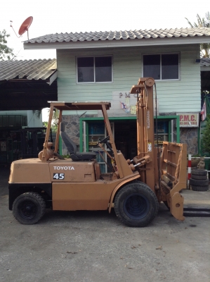 +++ ขายโฟล์คลิฟท์  TOYOTA FD40  ขนาด 4  ตัน  (รถนอกสภาพดี พร้อมใช้ )  เครื่องยนต์ดีเซล  เกียร์ธรรมดา  เสา 4 เมตร  ฮิ้งค์โฟล์ค  งายาว  1500  มม.  ล้อหน้าคู่ครับ