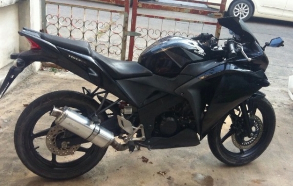 ขาย CBR 150R รถปี2011 สีดำ รถใช้งานดี ดูแลอย่างดี รถมือเดียว ต่อรองราคาได้