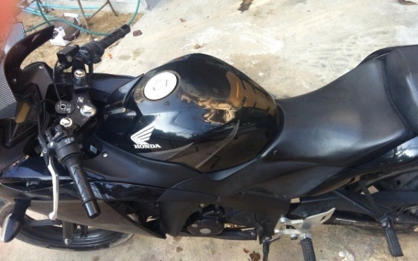 ขาย CBR 150R รถปี2011 สีดำ รถใช้งานดี ดูแลอย่างดี รถมือเดียว ต่อรองราคาได้