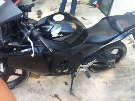 ขาย CBR 150R รถปี2011 สีดำ รถใช้งานดี ดูแลอย่างดี รถมือเดียว ต่อรองราคาได้