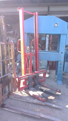 Sell> ขายแฮนด์ลิฟท์ TMC 1 ตัน ยกสูง 2 เมตร มีงาครบ พร้อมใช้งานครับ