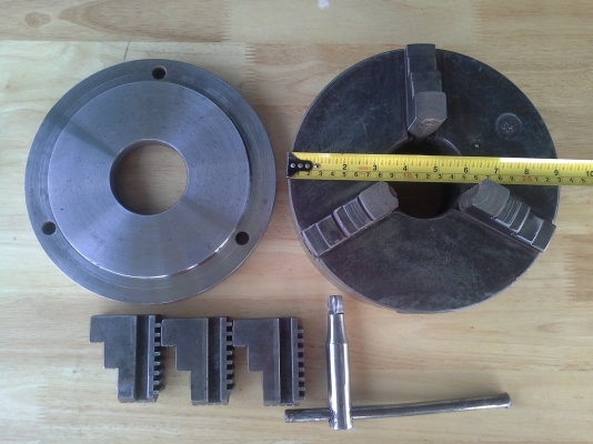 หัวจับ สามจับ ขนาด 9 นิ้ว ไต้หวัน พร้อมฟันจับกลับด้าน พร้อมหน้าแปลน พร้อมที่ขันหัวจับ สภาพสวยสมบูรณ์พร้อมใช้งาน ขาย 6,500 บาท ราคาพร้อมจัดส่ง