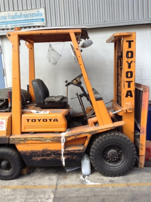 +++ ขายด่วน !!! ครับ โฟล์คลิฟท์  TOYOTA  FD25   (รถเก่าเก็บ  ไม่ได้ใช้ครับ) ขนาด 2.5  ตัน  เครื่องยนต์ดีเซล  เสา 3 เมตร  งา 1,070  มม.  เกียร์ธรรมดา  ยางตันครับ