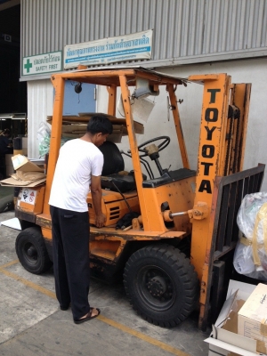 +++ ขายด่วน !!! ครับ โฟล์คลิฟท์  TOYOTA  FD25   (รถเก่าเก็บ  ไม่ได้ใช้ครับ) ขนาด 2.5  ตัน  เครื่องยนต์ดีเซล  เสา 3 เมตร  งา 1,070  มม.  เกียร์ธรรมดา  ยางตันครับ