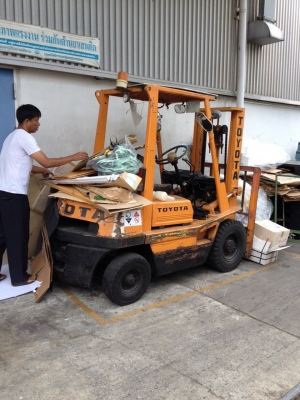 +++ ขายด่วน !!! ครับ โฟล์คลิฟท์  TOYOTA  FD25   (รถเก่าเก็บ  ไม่ได้ใช้ครับ) ขนาด 2.5  ตัน  เครื่องยนต์ดีเซล  เสา 3 เมตร  งา 1,070  มม.  เกียร์ธรรมดา  ยางตันครับ