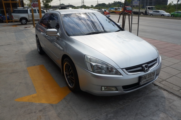DA ACCORD ปี 2004 ขายรถสวย ARIBAG คู่ หน้า เบรคระบบ ABS ล้อ MAX เบาะหนังปรับไฟฟ้า มีสปอรต์ไลท์ เครื่องเดิม ช่วงล่างดี ภายในลายไม้สภาพดี สีสวย รภพร้อมใช้งาน จัดไฟแนนได้ ฟรีดาวน์