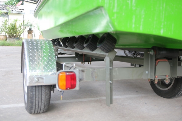 ขายเรือ 12ฟุตท้องสามลอนเครื่องยนต์yamah 8แรงม้าพร้อมเทเลอร์