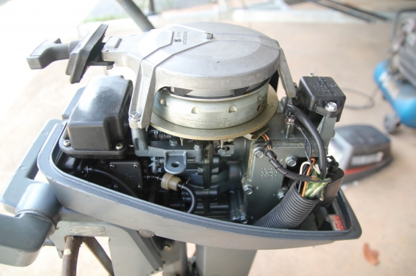 ขายเรือ 12ฟุตท้องสามลอนเครื่องยนต์yamah 8แรงม้าพร้อมเทเลอร์