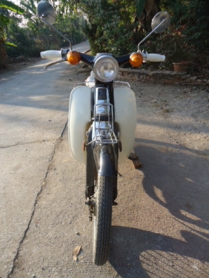 ขาย HONDA C70 สภาพดี วิ่งทางไกลได้ครับเคยวื่งไปกลับ เชียงใหม่ ลำปาง เป็นประจำมาแล้วครับ (ไม่มีปัญหาครับ สบายๆ ชิวๆ) เพราะเป็นเครื่อง HONDA CUSTOM มีเล่มทะเบียนแท้ (ไม่โอนแต่ต่อภาษีได้ตลอดครับ) ขายราคา 15,000.-