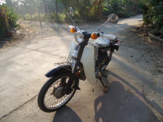 ขาย HONDA C70 สภาพดี วิ่งทางไกลได้ครับเคยวื่งไปกลับ เชียงใหม่ ลำปาง เป็นประจำมาแล้วครับ (ไม่มีปัญหาครับ สบายๆ ชิวๆ) เพราะเป็นเครื่อง HONDA CUSTOM มีเล่มทะเบียนแท้ (ไม่โอนแต่ต่อภาษีได้ตลอดครับ) ขายราคา 15,000.-