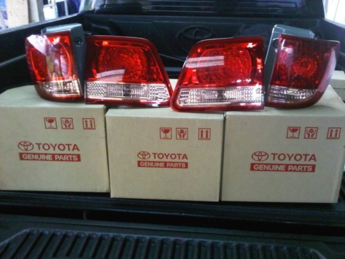 ชุดไฟท้ายฟอร์จุนเนอร์ โฉมแรก ของแท้ สภาพ 80\%  ชุดล่ะ 3000  บาท