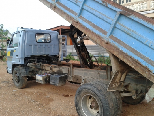 ขายรถบรรทุก6ล้อดั้ม อีซูซุ nkr รถออกห้างครับ