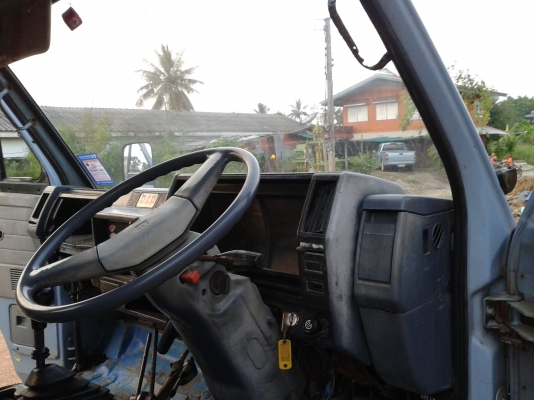 ขายรถบรรทุก6ล้อดั้ม อีซูซุ nkr รถออกห้างครับ