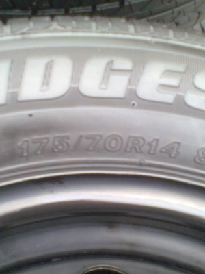 ขายยางป้ายแตงใหม่ๆ บริสโตร์ยางปี 5012 ขนาด 175/70R14 พร้อมกะทะเหล็ก 4 รู และฝาNISSAN ALMERA และน๊อต 16 ตัว  รวม  1 ชุด  4 เส้น