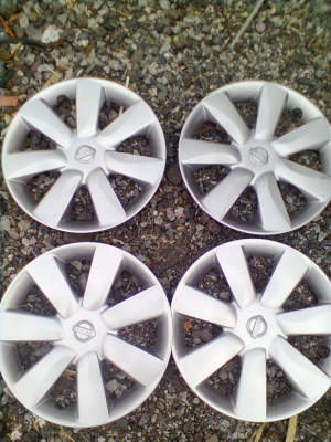 ขายยางป้ายแตงใหม่ๆ บริสโตร์ยางปี 5012 ขนาด 175/70R14 พร้อมกะทะเหล็ก 4 รู และฝาNISSAN ALMERA และน๊อต 16 ตัว  รวม  1 ชุด  4 เส้น