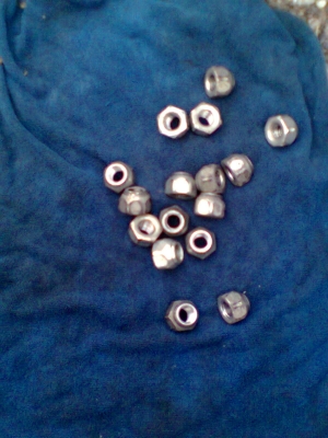 ขายยางป้ายแตงใหม่ๆ บริสโตร์ยางปี 5012 ขนาด 175/70R14 พร้อมกะทะเหล็ก 4 รู และฝาNISSAN ALMERA และน๊อต 16 ตัว  รวม  1 ชุด  4 เส้น