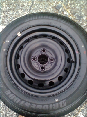 ขายยางป้ายแตงใหม่ๆ บริสโตร์ยางปี 5012 ขนาด 175/70R14 พร้อมกะทะเหล็ก 4 รู และฝาNISSAN ALMERA และน๊อต 16 ตัว  รวม  1 ชุด  4 เส้น