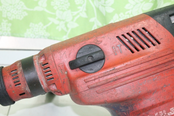 สกัดคอนกรีตคุณภาพสูง ยี่ห้อ ฮิลติ รุ่นTE70 สภาพพร้อมใช้งานครับ