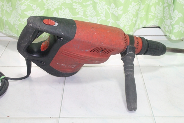 สกัดคอนกรีตคุณภาพสูง ยี่ห้อ ฮิลติ รุ่นTE70 สภาพพร้อมใช้งานครับ