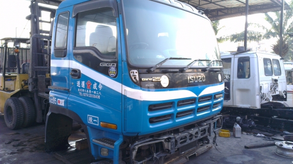 หัวตัดพร้อมเครื่องยนต์  Isuzu  GIGA   360แรง  รุ่นใหม่  ฝาวาวล์มิเนียม