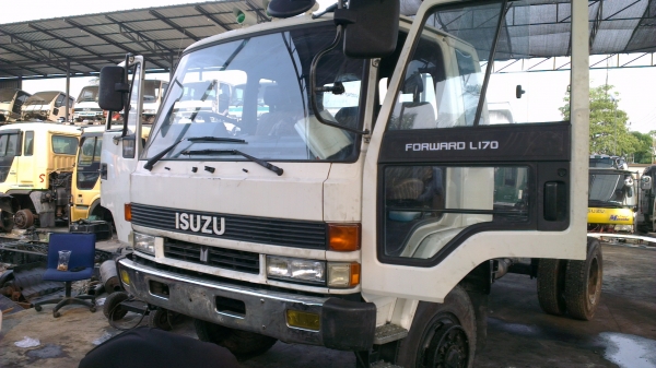 รถบรรทุก 6ล้อ Isuzu Rocky แบบขับเคลื่อน4ล้อ  สวยมาก  ใช้งานมา 2หมื่นกว่าโล