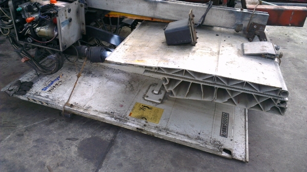 ลิฟท์ติดท้ายรถบรรทุก 6ล้อ  รุ่นใหม่  แบบฝาพับเก็บใต้รถ