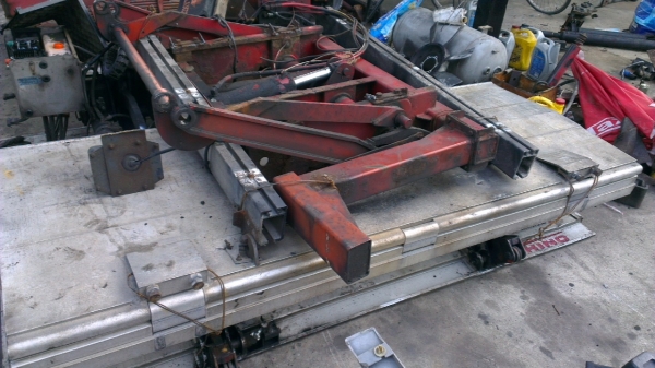 ลิฟท์ติดท้ายรถบรรทุก 6ล้อ รุ่นใหม่ แบบฝาพับเก็บใต้รถ ลิฟท์ติดท้ายรถบรรทุก 6ล้อ รุ่นใหม่ แบบฝาพับเก็บใต้รถ