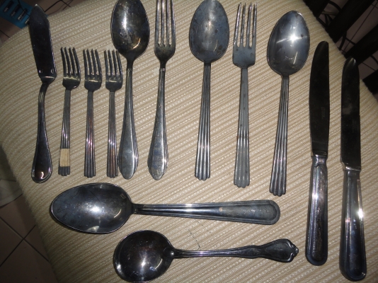 ชุดช้อนเก่าเก็บถ้าขัดจะเงามาก 1000 บาท