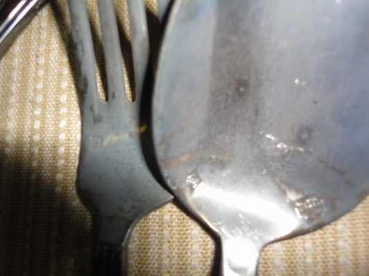 ชุดช้อนเก่าเก็บถ้าขัดจะเงามาก 1000 บาท