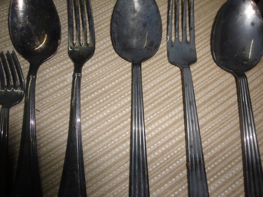 ชุดช้อนเก่าเก็บถ้าขัดจะเงามาก 1000 บาท