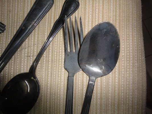 ชุดช้อนเก่าเก็บถ้าขัดจะเงามาก 1000 บาท