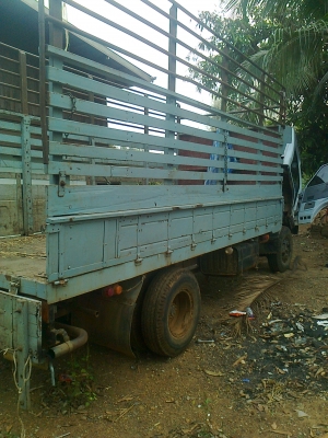 ขอมอบราคาให้กับนักปั้นไปเขียนแบบเอง 225000  6 ล้อ   รถสวยพร้อมใช้ทะเบียนชุดโอนพร้อม