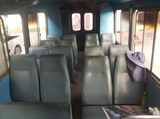 รถบัสนักเรียน 6 ล้อ