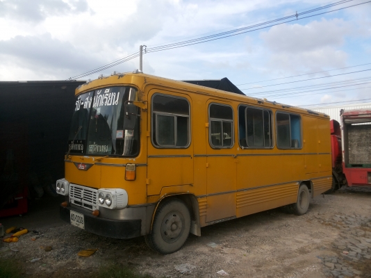 รถบัสนักเรียน 6 ล้อ