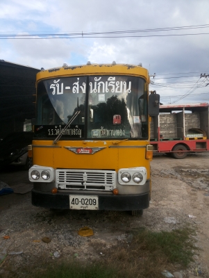 รถบัสนักเรียน 6 ล้อ