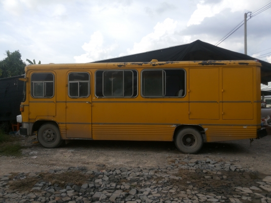 รถบัสนักเรียน 6 ล้อ