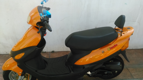 ขายรถป๊อบสกูตเตอร์ สีส้ม ดิสเบรคหน้า เครื่องยนต์ 4 จังหวะ 60 cc สภาพดีและพร้อมใช้งานได้เลย สตาร์ดสองระบบ มือเท้า เครื่องดี นิ่มนิ่ม สีสวยโอเค ระบบไฟใช้ได้ทั้งคัน อุปกรณ์ทั้งคันใช้ได้หมด ขาตั้งไฟฟ้า เอาขาตั้งข้างลงรถดับเองอัตโนมัติ ขอขาย 9500 บาท K.tum *ส่