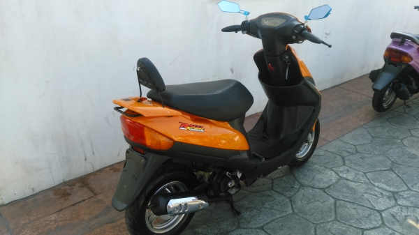 ขายรถป๊อบสกูตเตอร์ สีส้ม ดิสเบรคหน้า เครื่องยนต์ 4 จังหวะ 60 cc สภาพดีและพร้อมใช้งานได้เลย สตาร์ดสองระบบ มือเท้า เครื่องดี นิ่มนิ่ม สีสวยโอเค ระบบไฟใช้ได้ทั้งคัน อุปกรณ์ทั้งคันใช้ได้หมด ขาตั้งไฟฟ้า เอาขาตั้งข้างลงรถดับเองอัตโนมัติ ขอขาย 9500 บาท K.tum *ส่