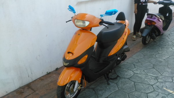 ขายรถป๊อบสกูตเตอร์ สีส้ม ดิสเบรคหน้า เครื่องยนต์ 4 จังหวะ 60 cc สภาพดีและพร้อมใช้งานได้เลย สตาร์ดสองระบบ มือเท้า เครื่องดี นิ่มนิ่ม สีสวยโอเค ระบบไฟใช้ได้ทั้งคัน อุปกรณ์ทั้งคันใช้ได้หมด ขาตั้งไฟฟ้า เอาขาตั้งข้างลงรถดับเองอัตโนมัติ ขอขาย 9500 บาท K.tum *ส่