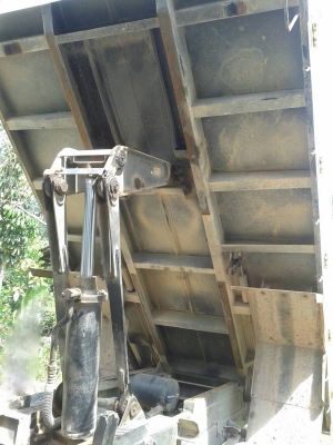 รถอีซูซุ 6 ล้อดั้ม NPR  150 แรงม้า. ปี 51  ( รถวิ่ง 3x,xxx กม. )  สนใจติดต่อ 081 - 6079515